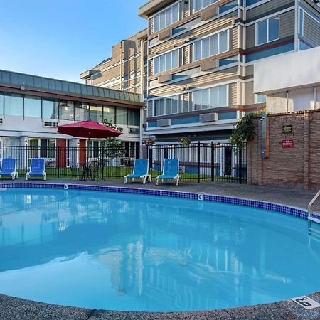 Days Inn By Wyndham Victoria Airport Sidney Exterior foto